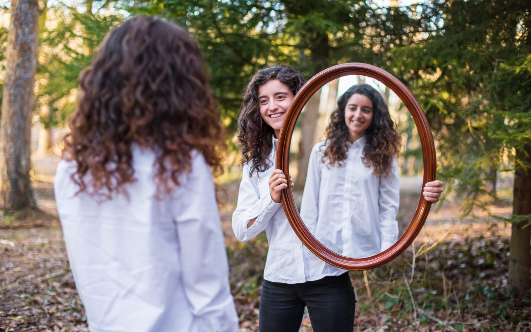 VOLTEAR LA MIRADA AL INTERIOR